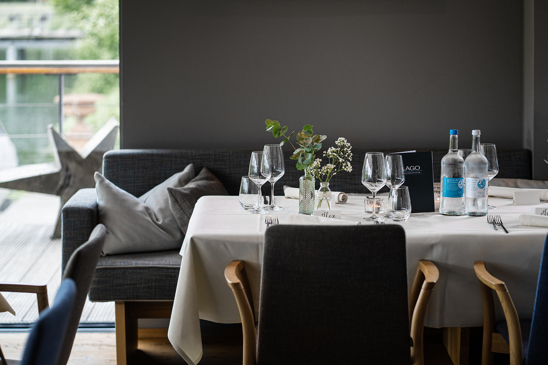 Hochzeit im Lago Seezimmer – stilvoll gedeckter Tisch mit eleganter Deko in der Hochzeitslocation Ulm.