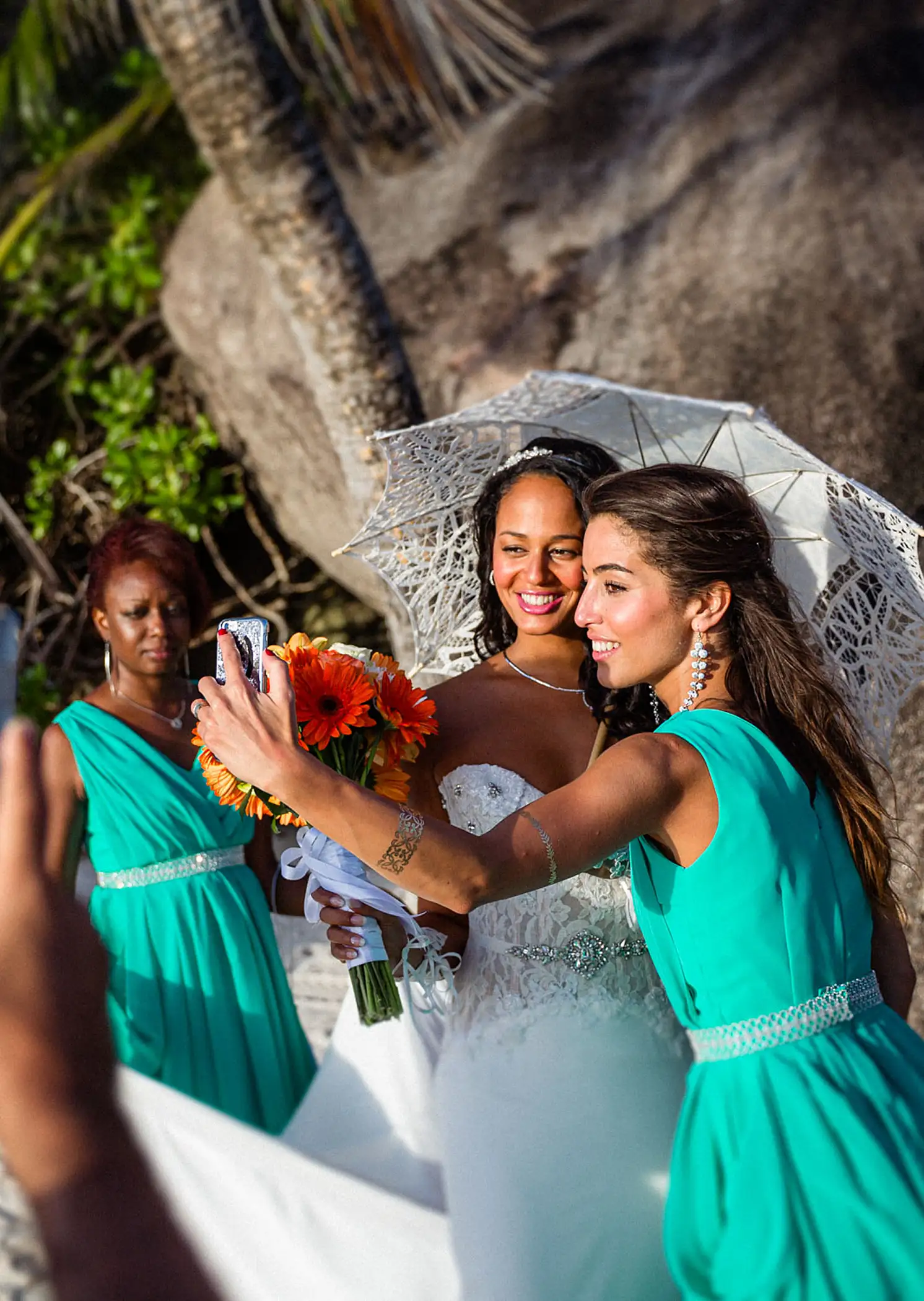 Braut macht Selfie mit Trauzeugin vor der Zeremonie auf La Digue