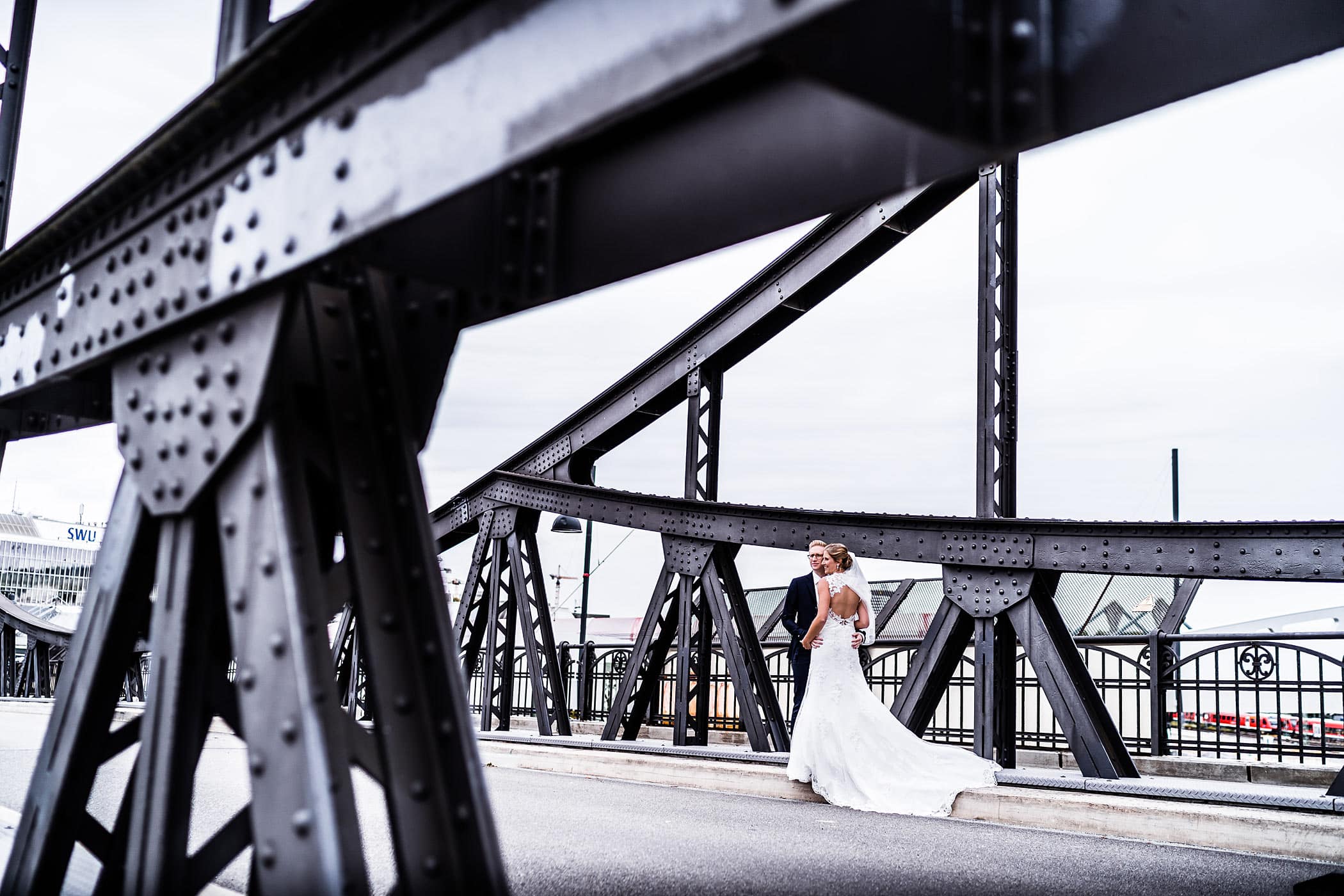 Brautpaar auf Neutorbrücke, fotografiert von Hochzeitsfotograf Ulm