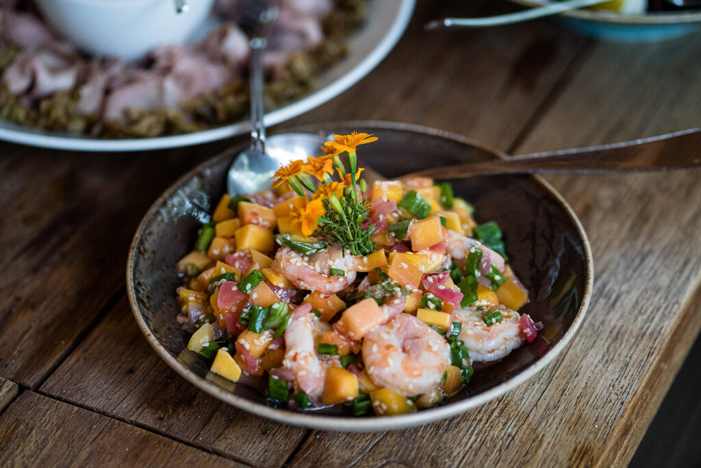 Hochzeit Lago – sommerlicher Garnelensalat mit Mango und Kräutern als Teil des Hochzeitsmenüs.