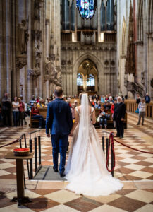 Auszug von Brautpaar aus dem Ulmer Münster nach Hochzeit