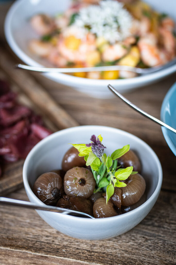 karamellisierte Perlzwiebeln mit Kräutern als feine Beilage beim Grillbuffet im Lago Ulm