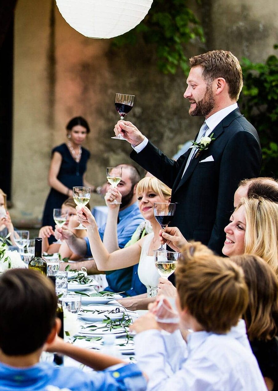 Hochzeitsfotograf begleitet Empfang in Italien mit einer Rede im Freien, festlich gedeckter Tisch in der Lombardei.