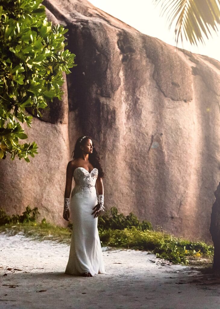 Braut bei Fotoshooting auf La Digue