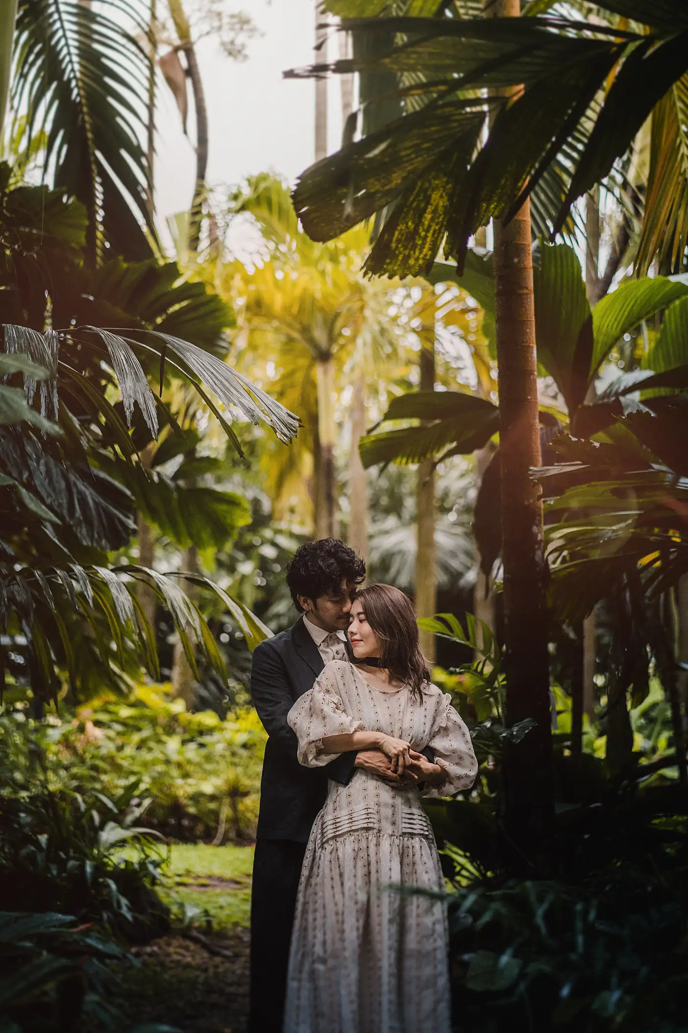 After Wedding Shooting in Singapur, innige Umarmung zwischen Palmen im tropischen Gardens by the Bay.