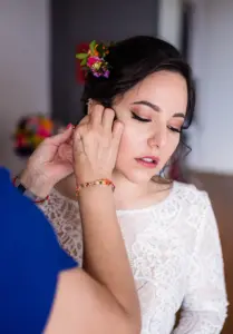 Braut macht sich im Lago Hotel fertig für ihre Hochzeit, fotografiert von Hochzeitsfotograf aus Ulm