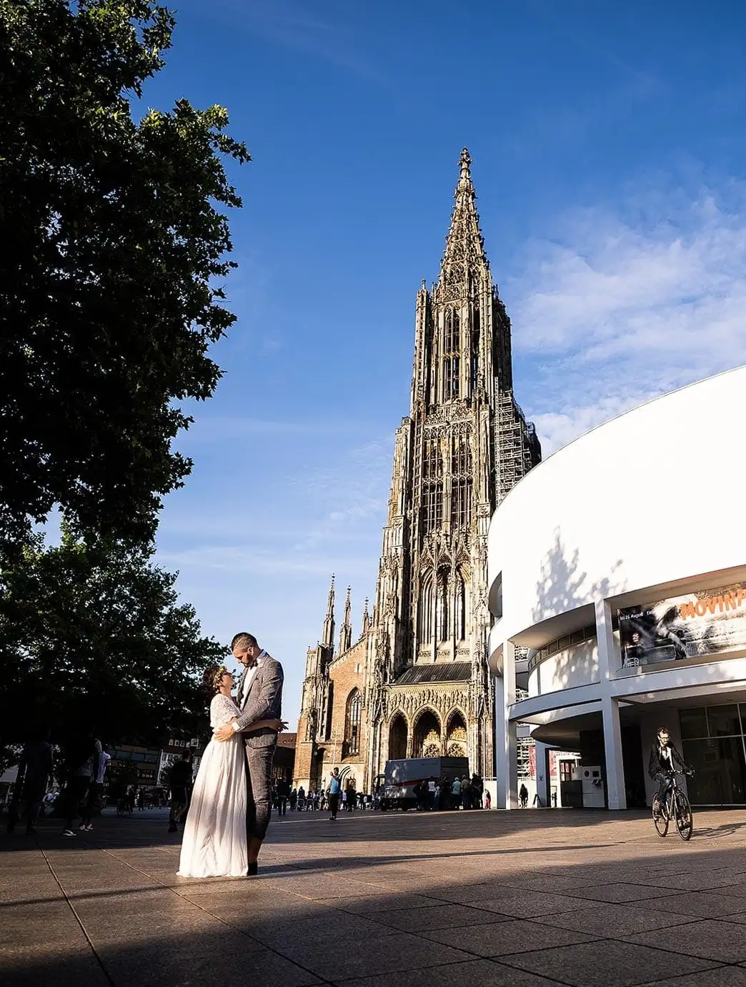 Hochzeitsfoto aufgenommen vor Ulmer Münster von Hochzeitsfotograf aus Ulm