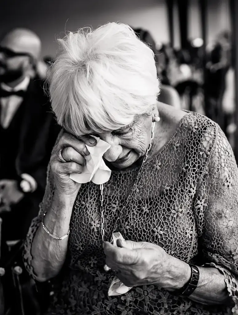Oma weint bei Trauung von Brautpaar im emotionalen Moment