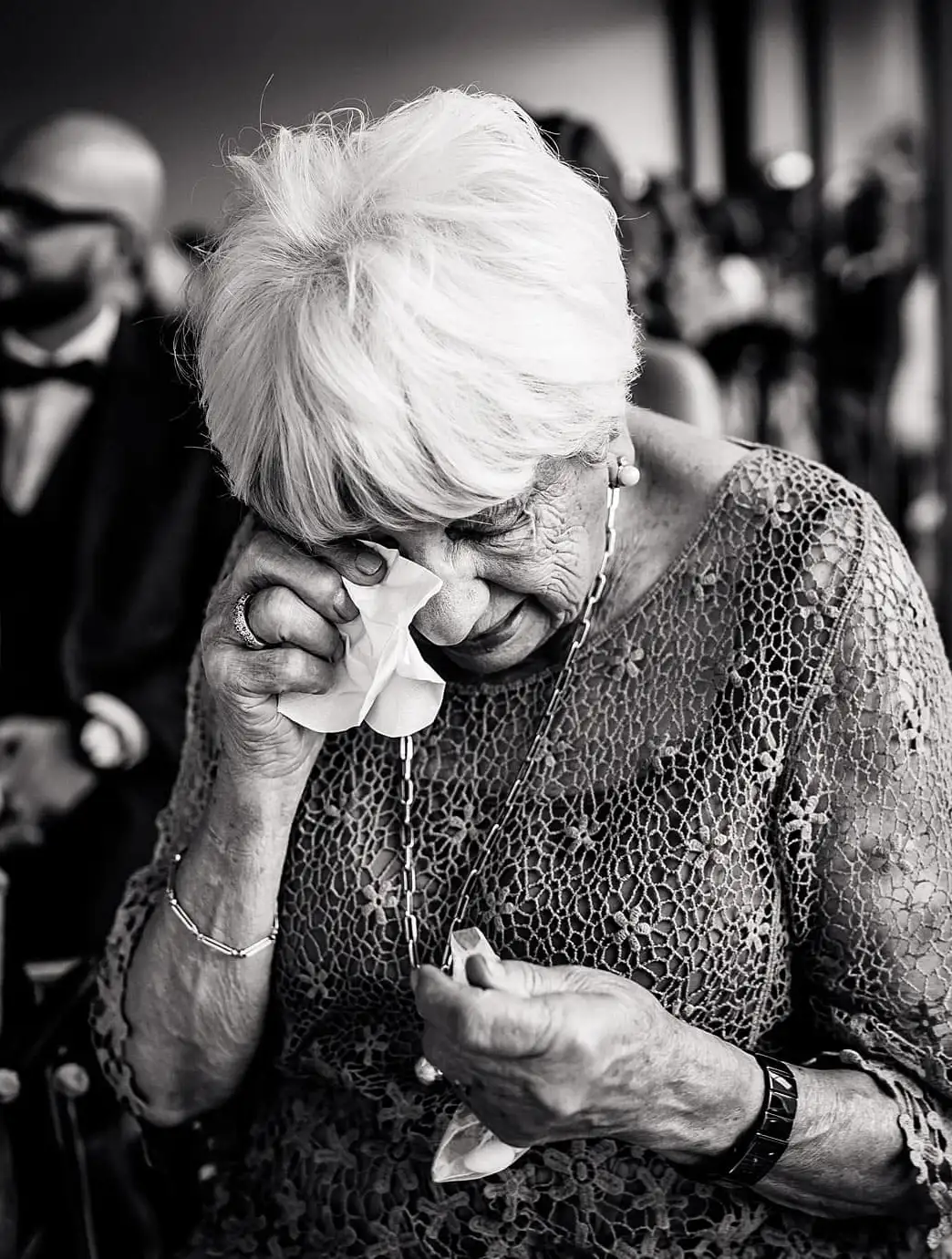 Oma weint bei Trauung von Brautpaar im emotionalen Moment