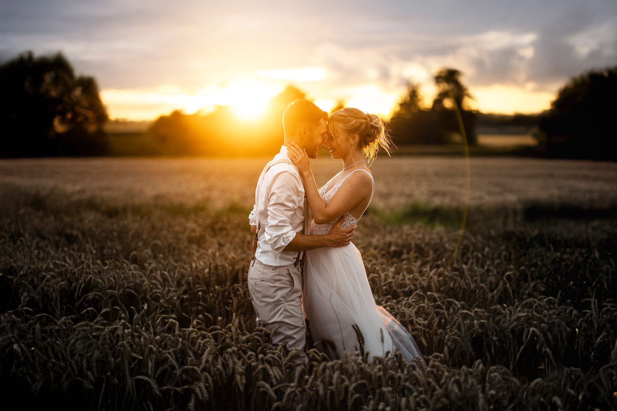 Hochzeitsfotograf aus Ulm fotografiert im Sonnenuntergang im Feld