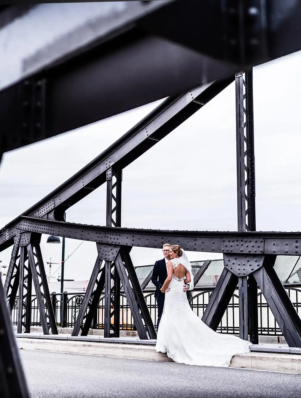 Hochzeitsfoto auf Neutorbrücke in Ulm, fotografiert von Hochzeitsfotograf