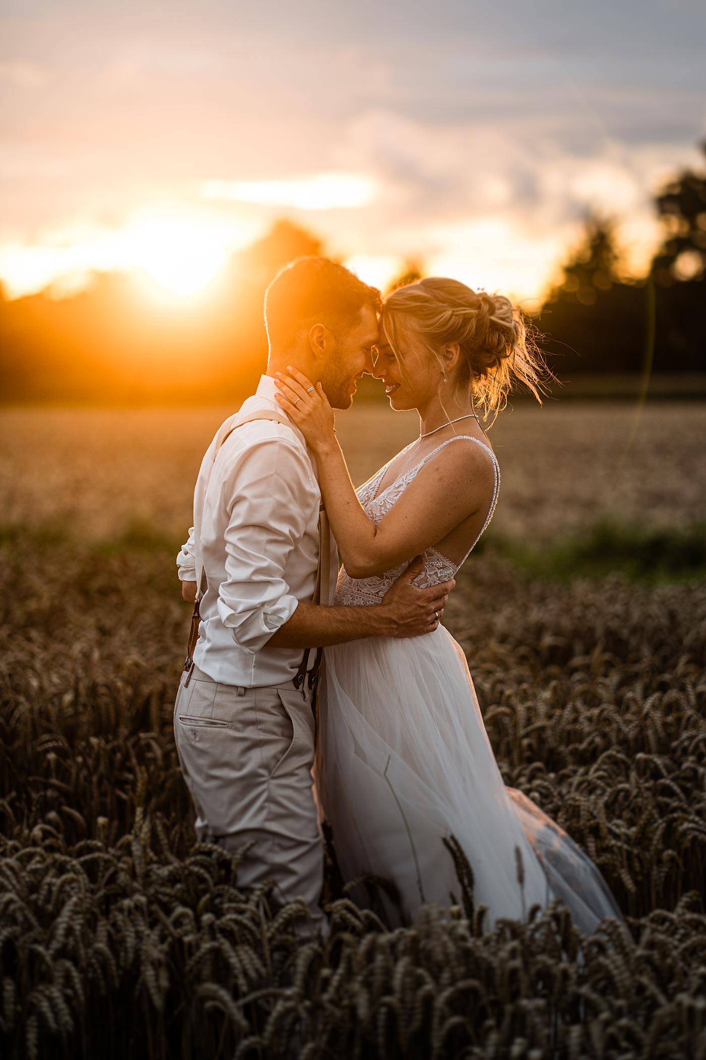 Hochzeitsfotograf aus Ulm fotografiert im Sonnenuntergang im Feld