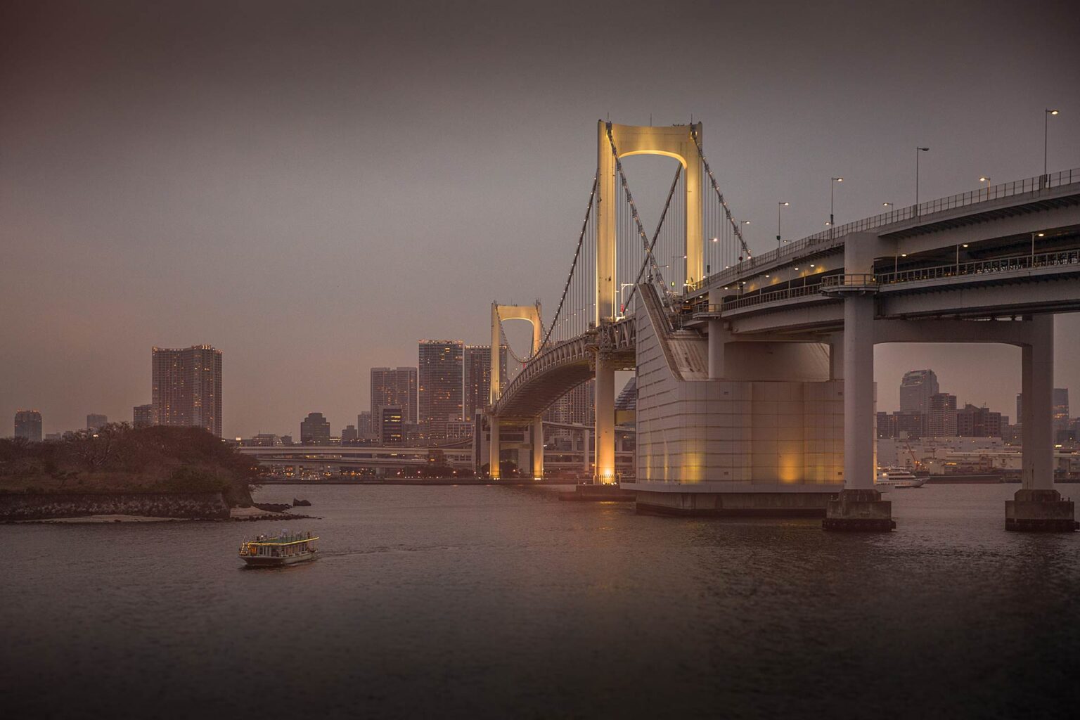 Rainbow Bridge in Tokio bei Sonnenuntergang