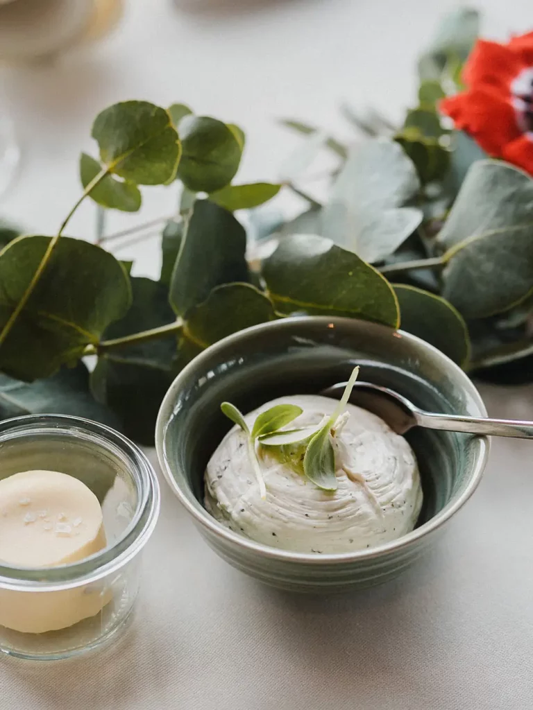 Kräuterbutter und Salzbutter als elegante Beilage zur Hochzeitsfeier im Lago Ulm
