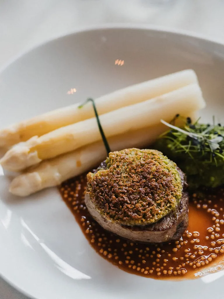 Edles Hochzeitsmenü mit Rinderfilet, Kräuterkruste und Spargel im Lago Ulm