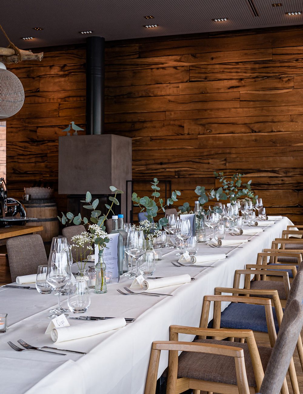 Hochzeit im Lago Seezimmer – festlich gedeckte Tafel mit moderner Deko in rustikalem Ambiente.