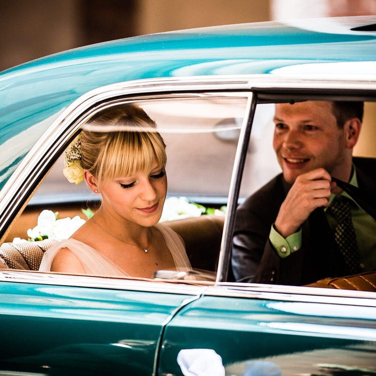 Hochzeitsfotograf Lombardei begleitet Braut im Oldtimer zur Trauung