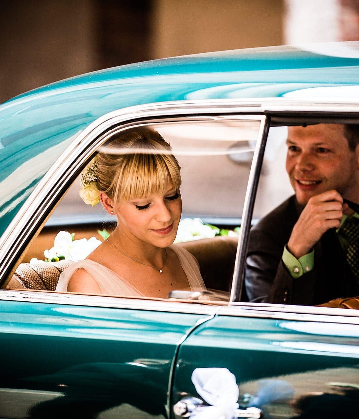 Braut im Auto in Italien