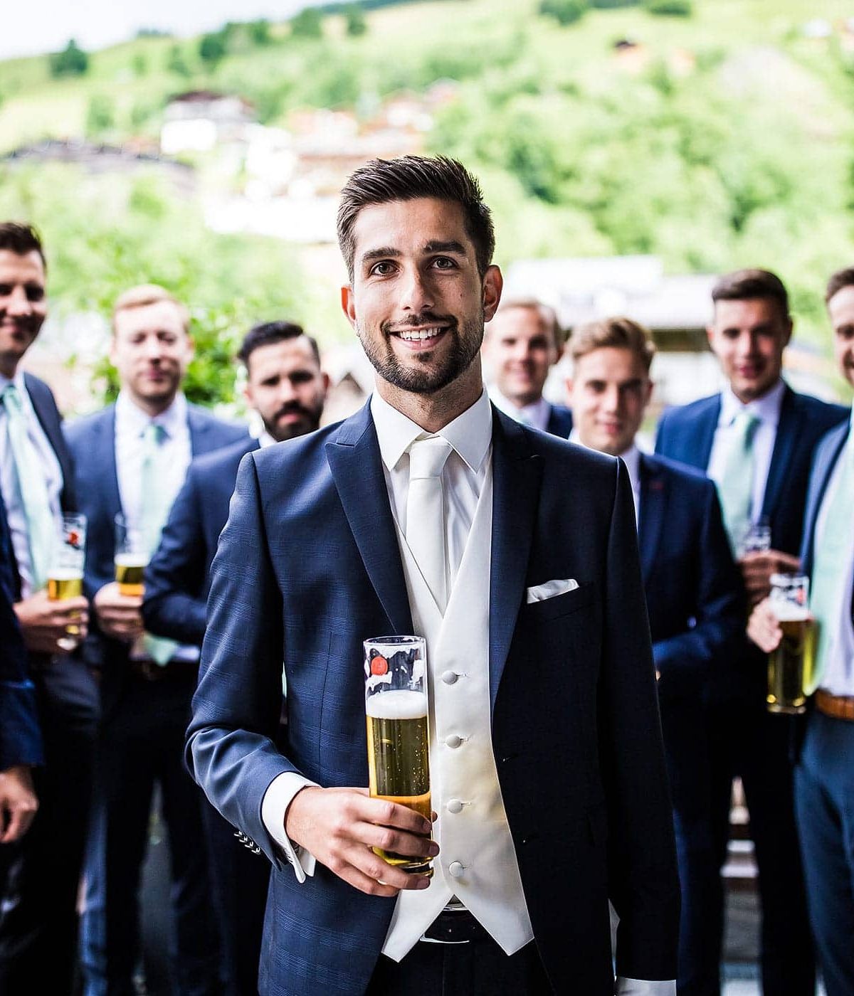 Bräutigam und Freunde Foto