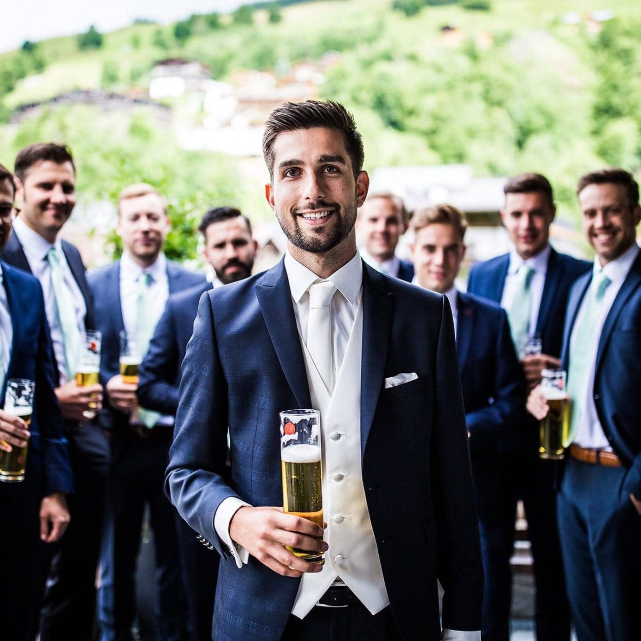 Bräutigam und Freunde Foto