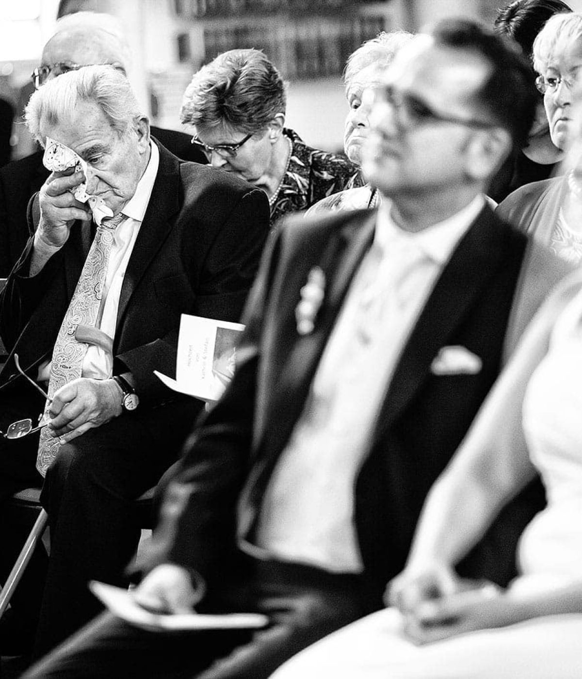 Emotionen, alter Mann bei Hochzeit in Kirche