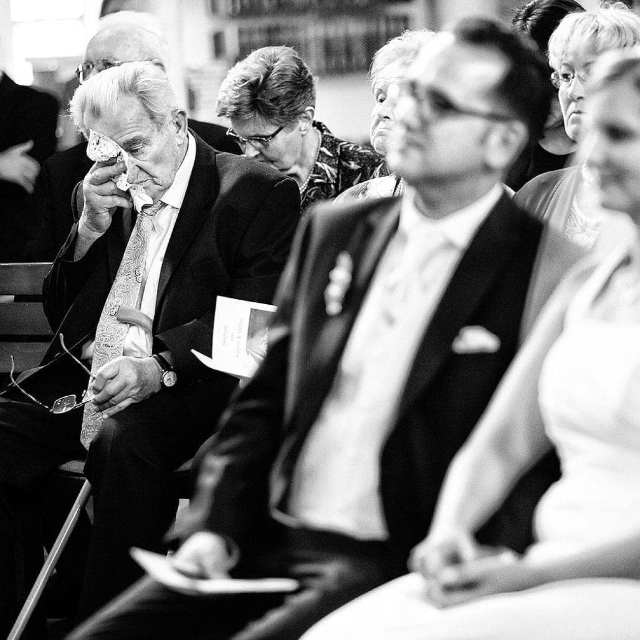 Emotionen, alter Mann bei Hochzeit in Kirche