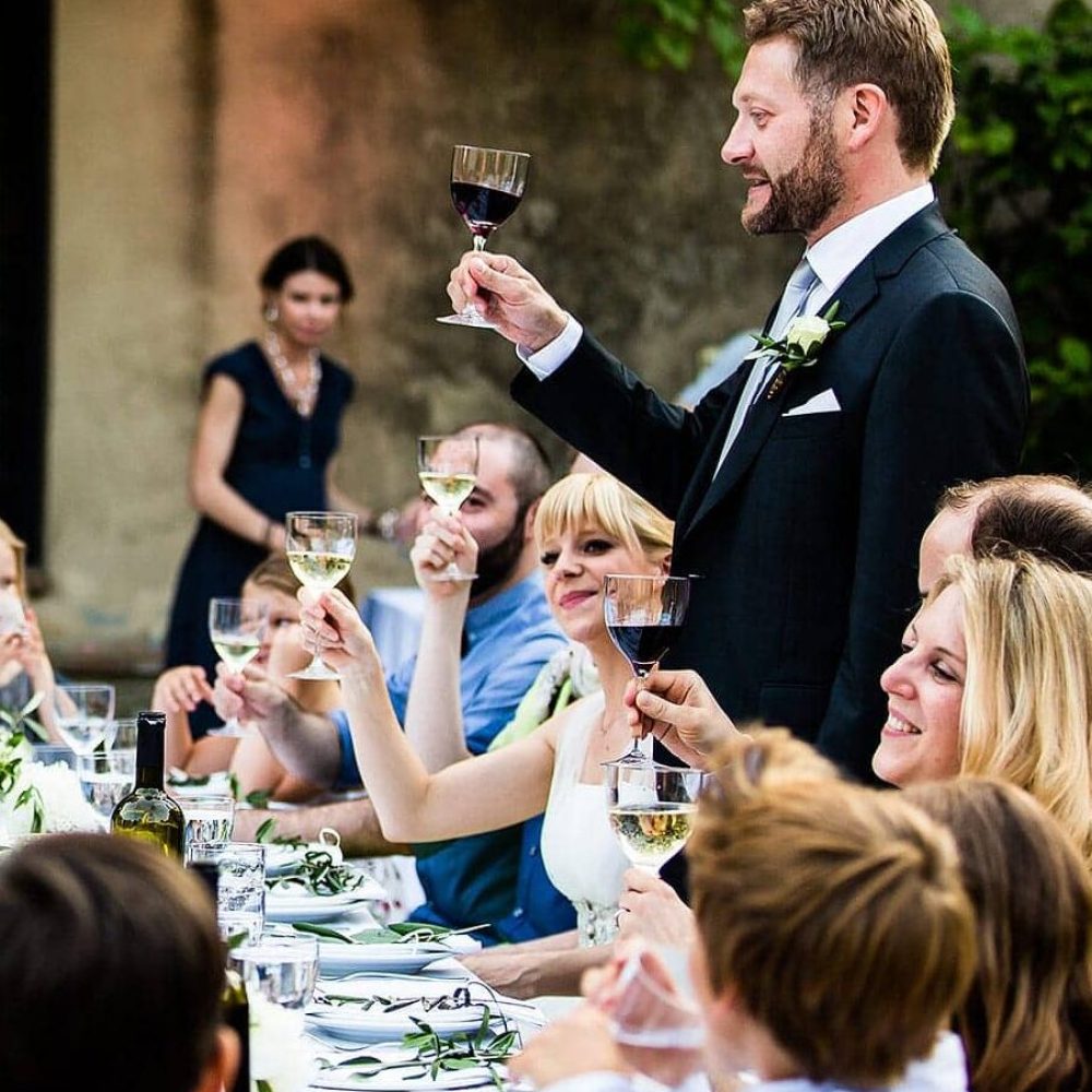 Hochzeitsfotograf begleitet Empfang in Italien mit einer Rede im Freien, festlich gedeckter Tisch in der Lombardei.