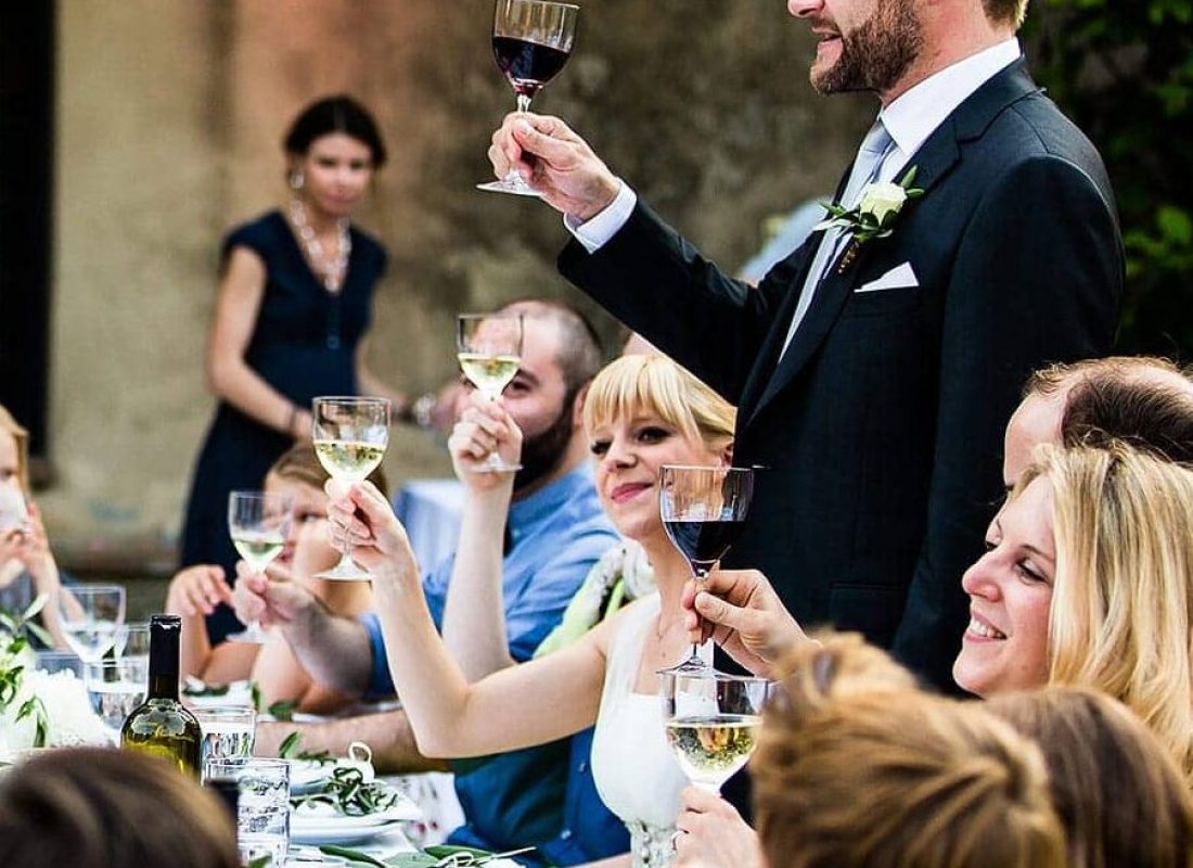 Hochzeitsfotograf begleitet Empfang in Italien mit einer Rede im Freien, festlich gedeckter Tisch in der Lombardei.