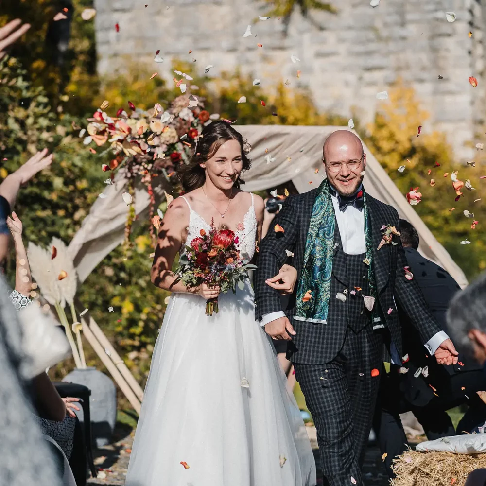Hochzeitsfeier nach Trauung und jubelndes Brautpaar bei einer Hochzeit im Hofgut Maisenburg bei Hayingen