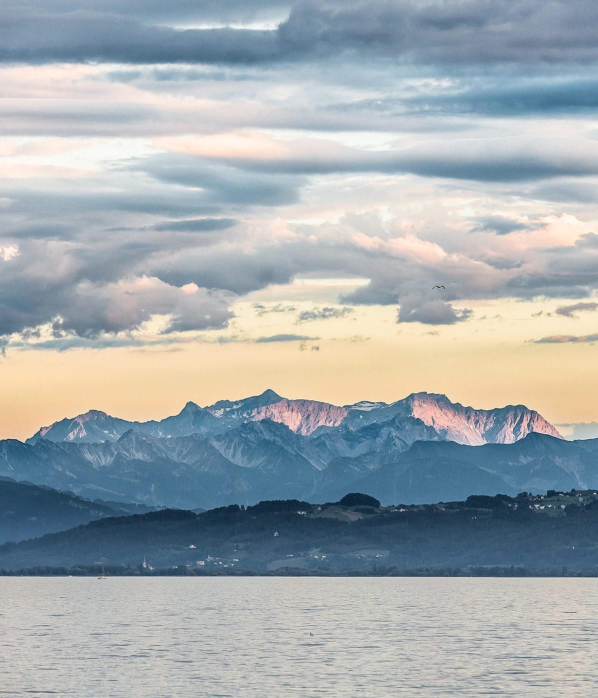 Bodensee Landschaft und Berge bei Sonnenuntergang