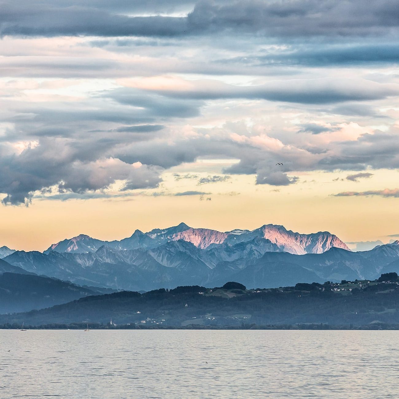Bodensee Landschaft und Berge bei Sonnenuntergang