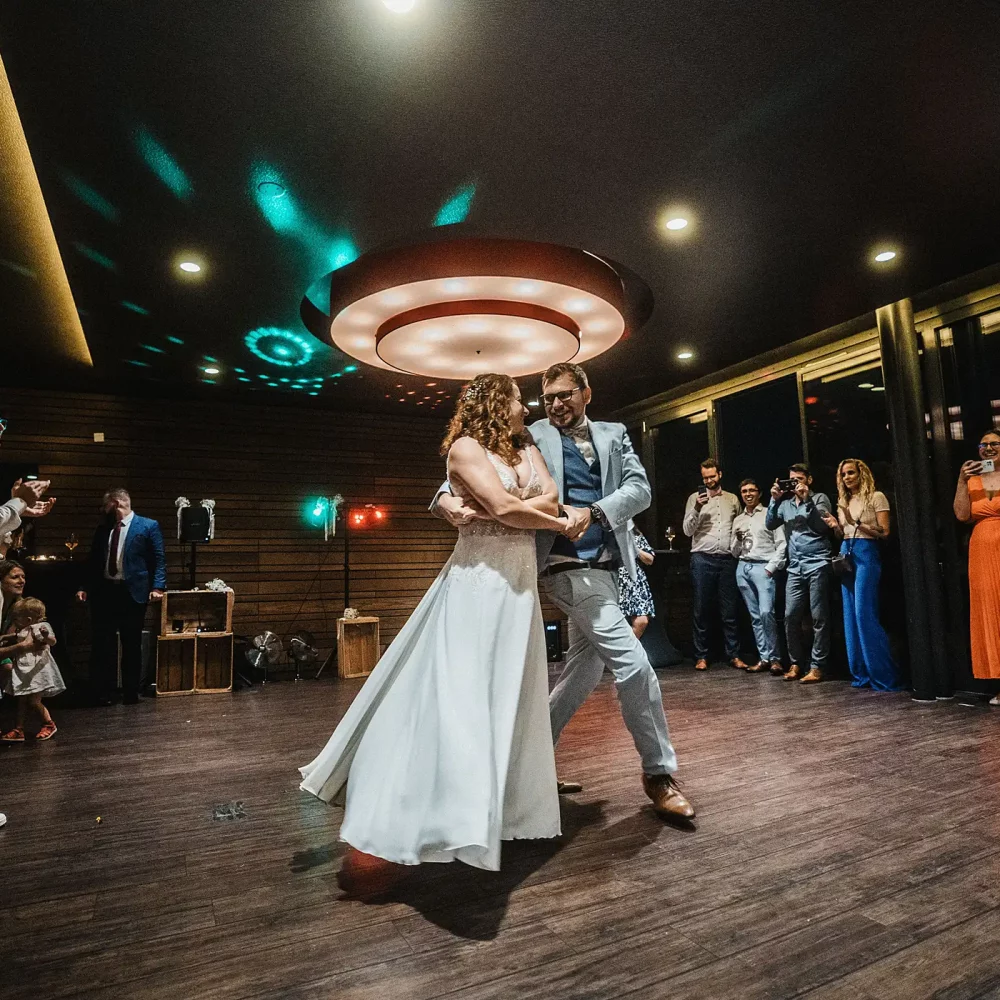 Party auf einer Hochzeit in Ulm, tanzendes Brautpaar auf der Tanzfläche