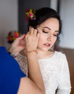Braut macht sich im Lago Hotel fertig für ihre Hochzeit, fotografiert von Hochzeitsfotograf aus Ulm